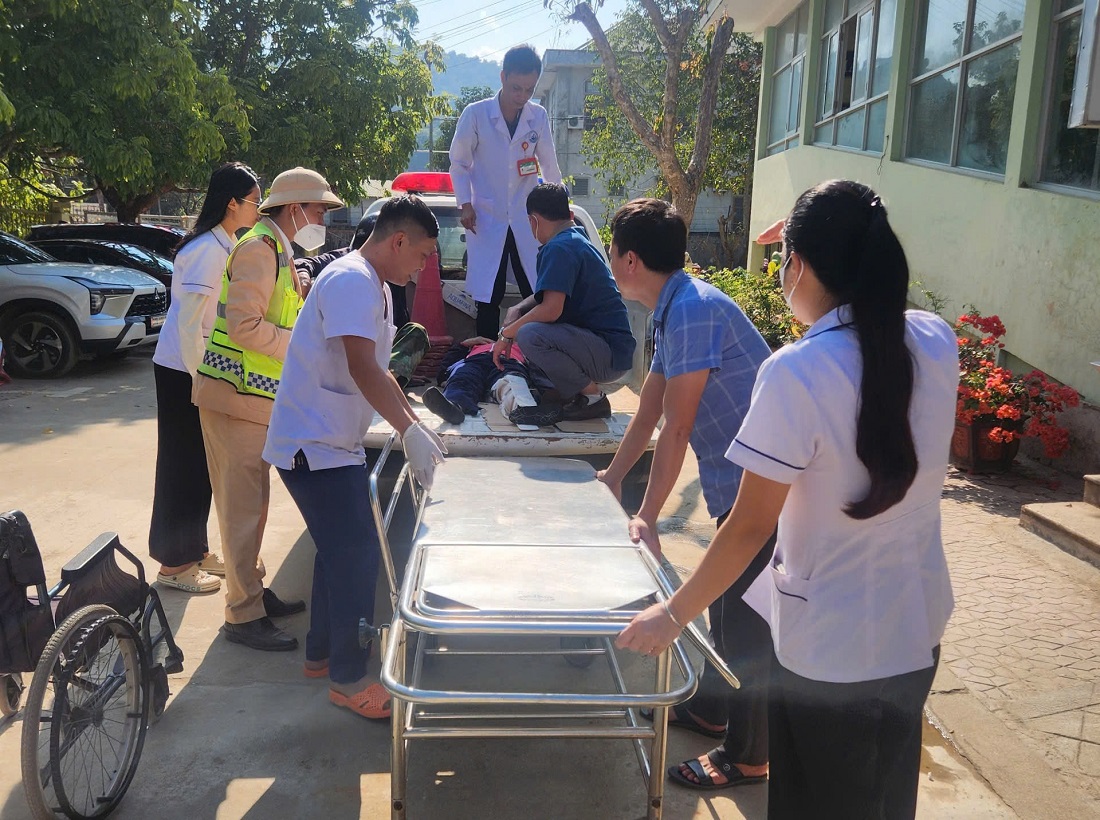 Tổ CSGT hỗ trợ đưa nạn nhân đi cấp cứu kịp thời