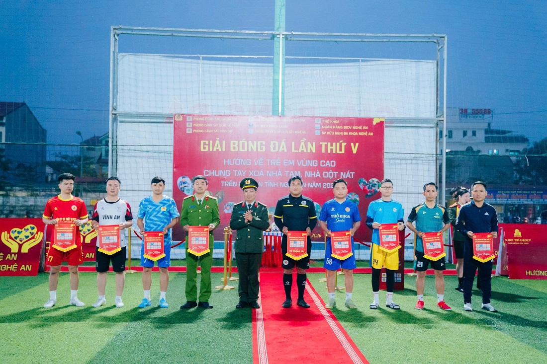 Trao cờ lưu niệm tới đại diện Tổ Trọng tài và các đội bóng, vận động viên tham dự giải đấu