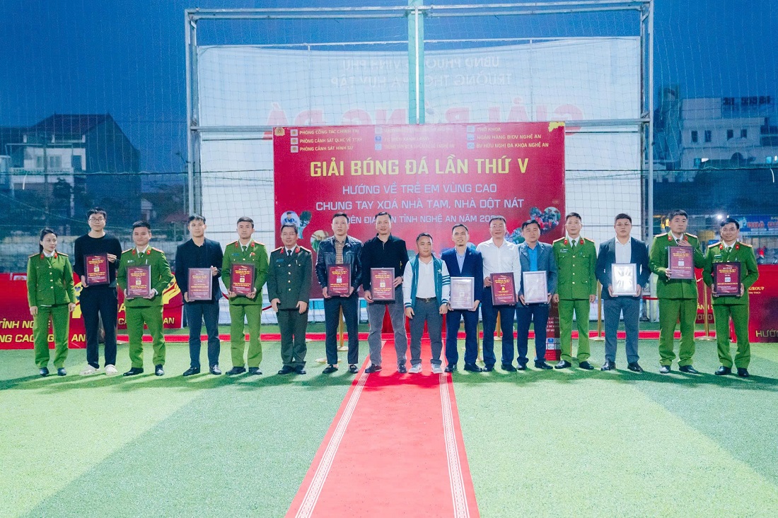 Trao bảng tri ân của Ban tổ chức giải đấu tới đơn vị tài trợ