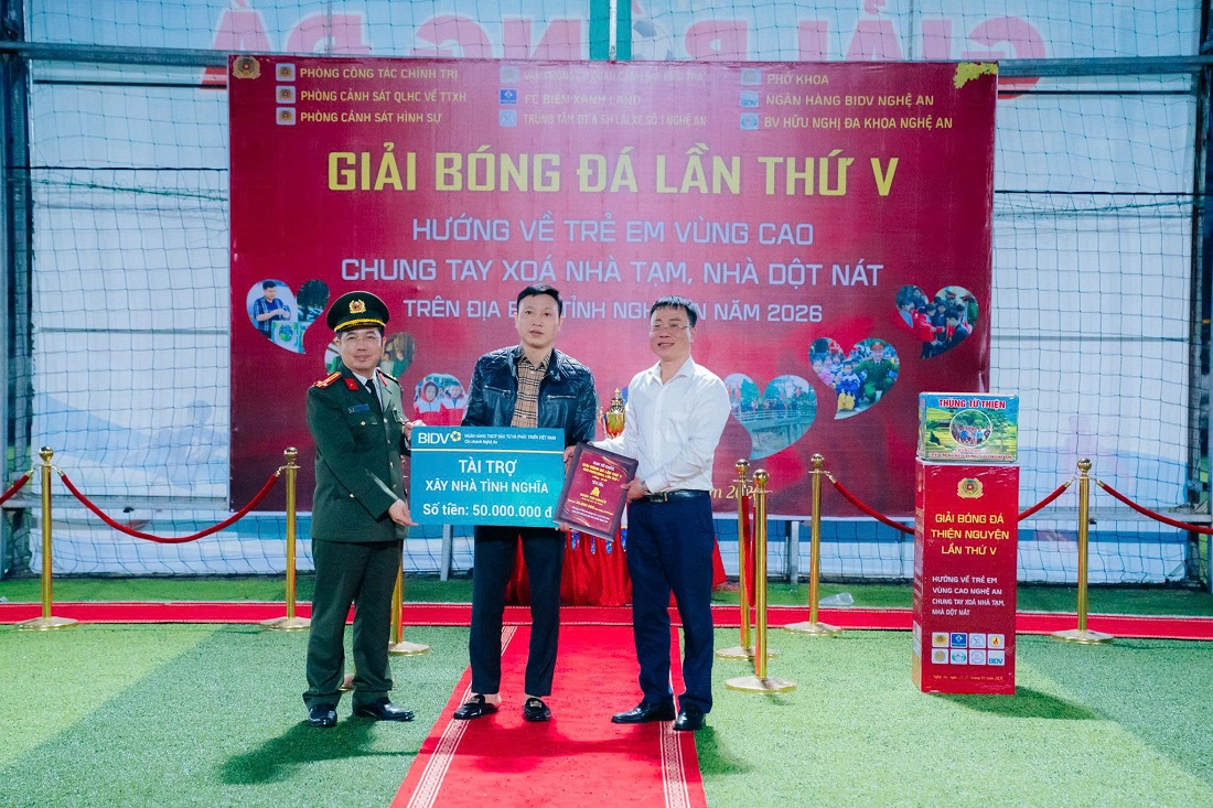 Trao bảng tri ân của Ban tổ chức giải đấu tới Ngân hàng BIDV tỉnh Nghệ An và Khôi Trí Group