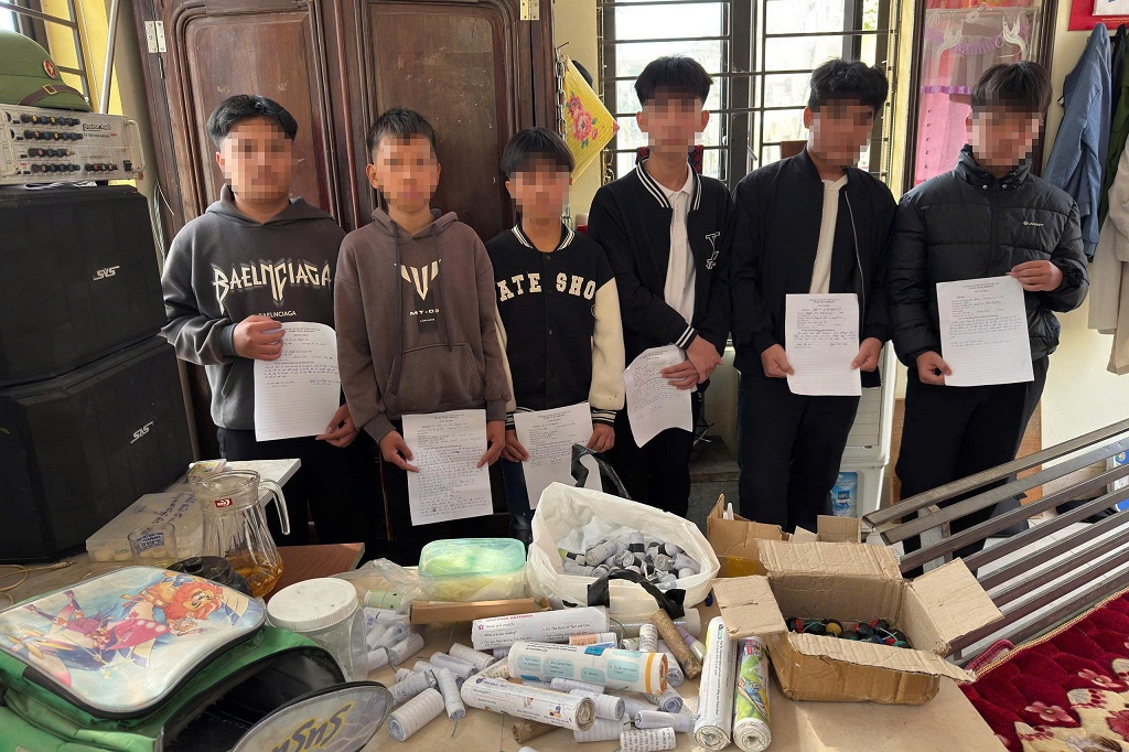 Học sinh tự nguyện giao nộp pháo tự chế 