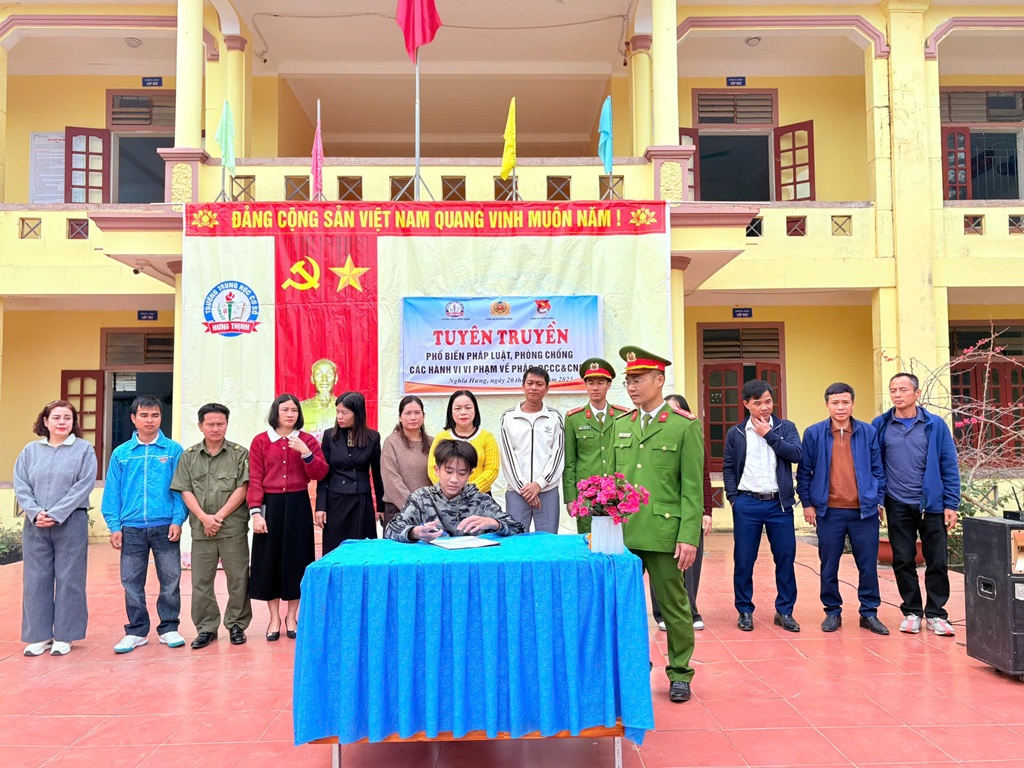 Công an xã Nghĩa Hưng tổ chức cho học sinh ký cam kết chấp hành nghiêm quy định pháp luật liên quan đến pháo nổ