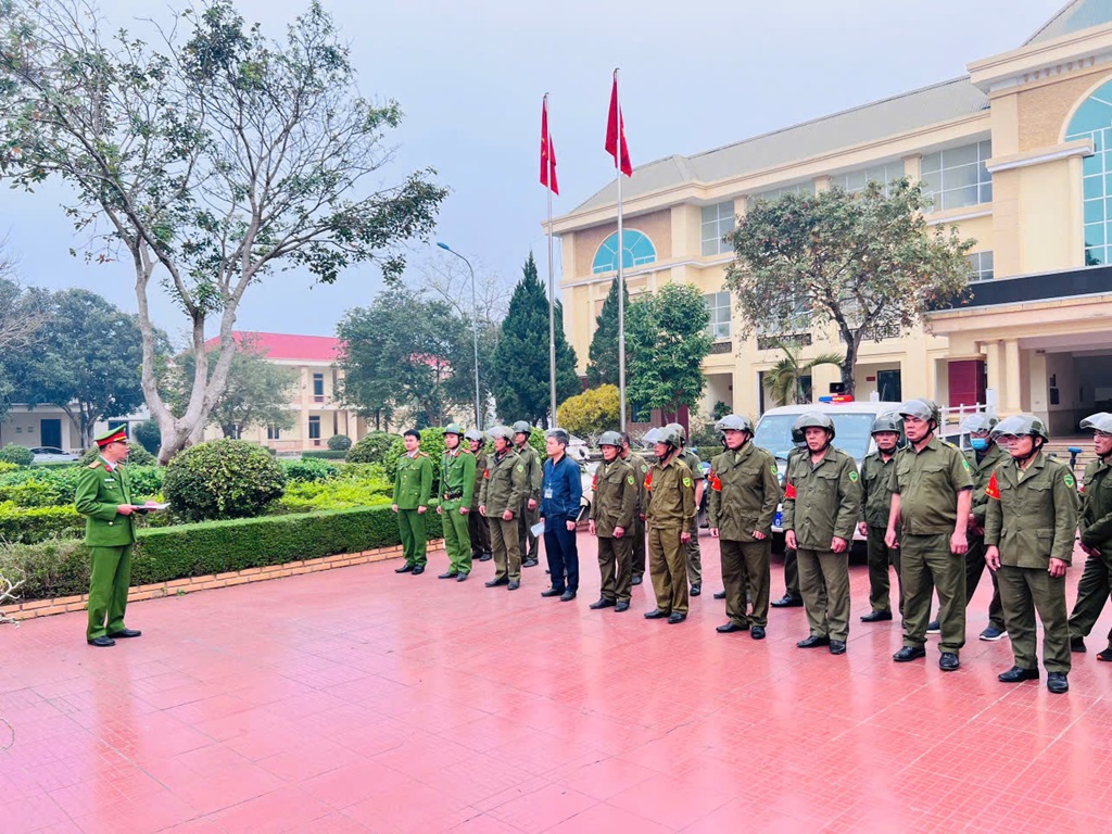 Công an xã Nghĩa Đàn tổ chức lễ ra quân giải tỏa hành lang an toàn giao thông