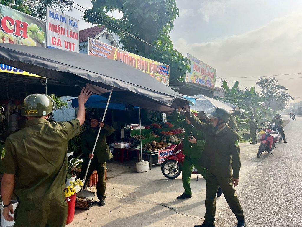 Công an xã Thần Lĩnh phối hợp giải tỏa vi phạm, chống tái lấn chiếm hành lang an toàn giao thông