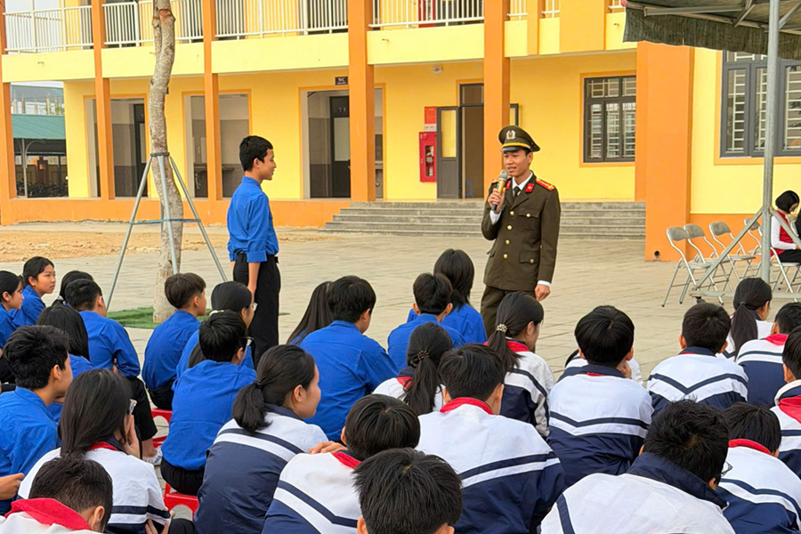 Công an xã Đô Lương tuyên truyền cho học sinh