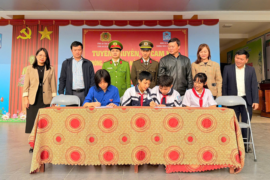 Giáo viên, học sinh kí cam kết tuân thủ, chấp hành pháp luật