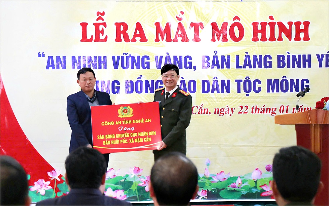 Công an tỉnh trao 01 sân bóng chuyền tặng Nhân dân bản Huồi Pốc, xã Nậm Cắn