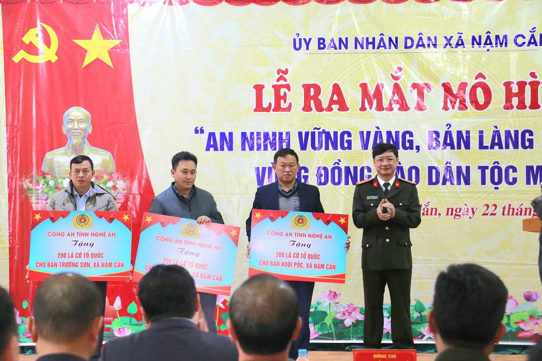 Công an tỉnh trao cờ Tổ quốc tặng Nhân dân 03 bản thuộc xã Nậm Cắn