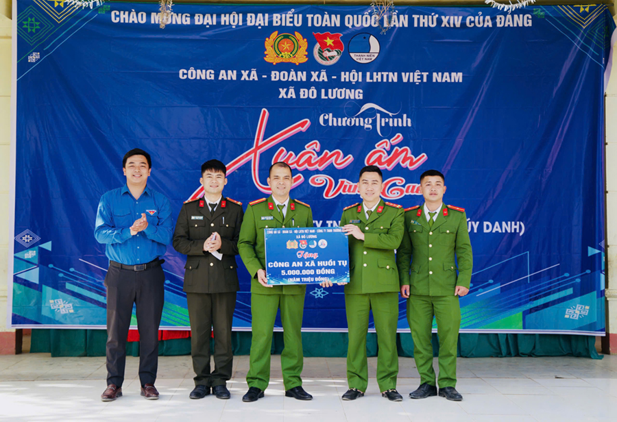 Đoàn công tác tặng quà Công an xã Huồi Tụ