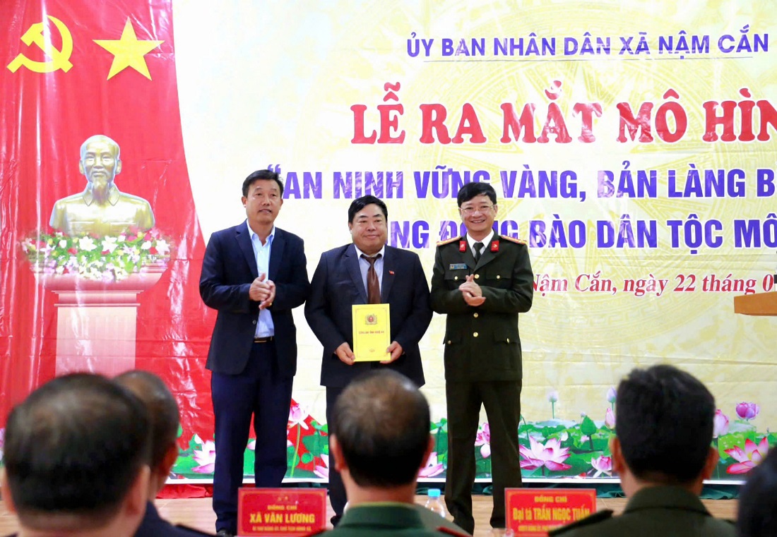 Công an tỉnh trao quà tặng Đảng ủy, chính quyền xã Nậm Cắn