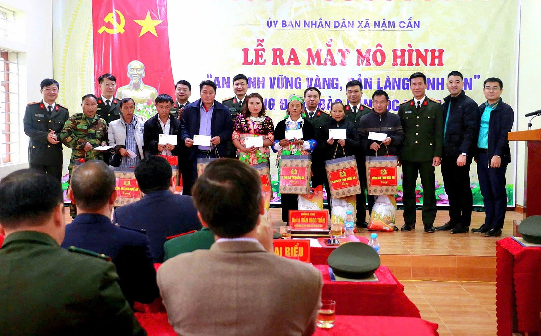 Công an tỉnh trao quà tặng bà con xã Nậm Cắn
