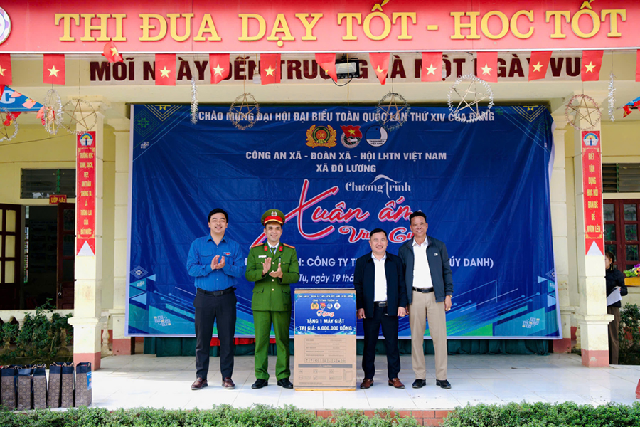 Đoàn công tác tặng quà Trường phổ thông dân tộc bán trú Tiểu học Huồi Tụ 2