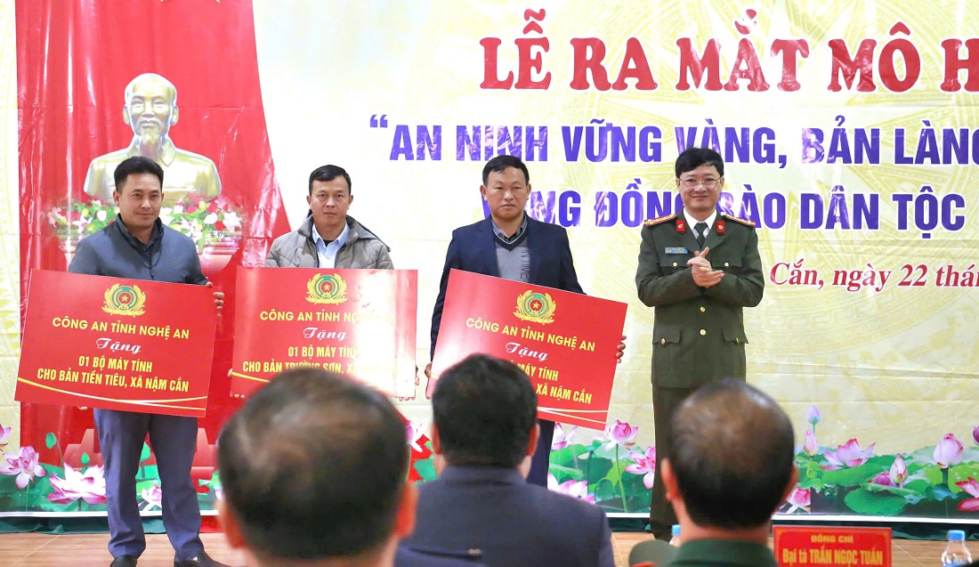 Công an tỉnh trao cờ Tổ quốc tặng Nhân dân 03 bản Huồi Pốc, Tiền Tiêu, Trường Sơn