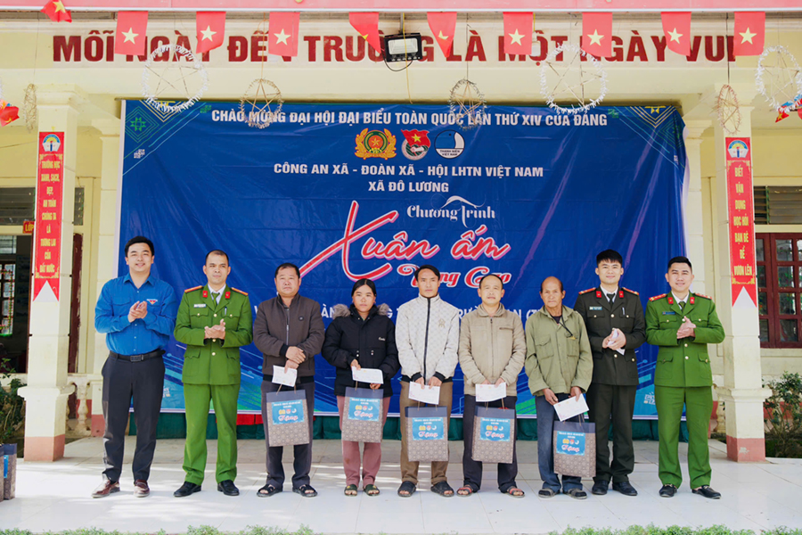 Tặng quà hộ dân nghèo, ảnh hưởng thiệt hại thiên tai