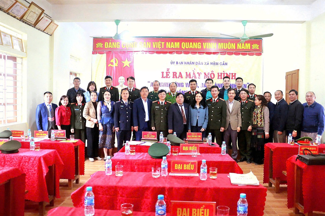 Đại biểu chụp ảnh lưu niệm