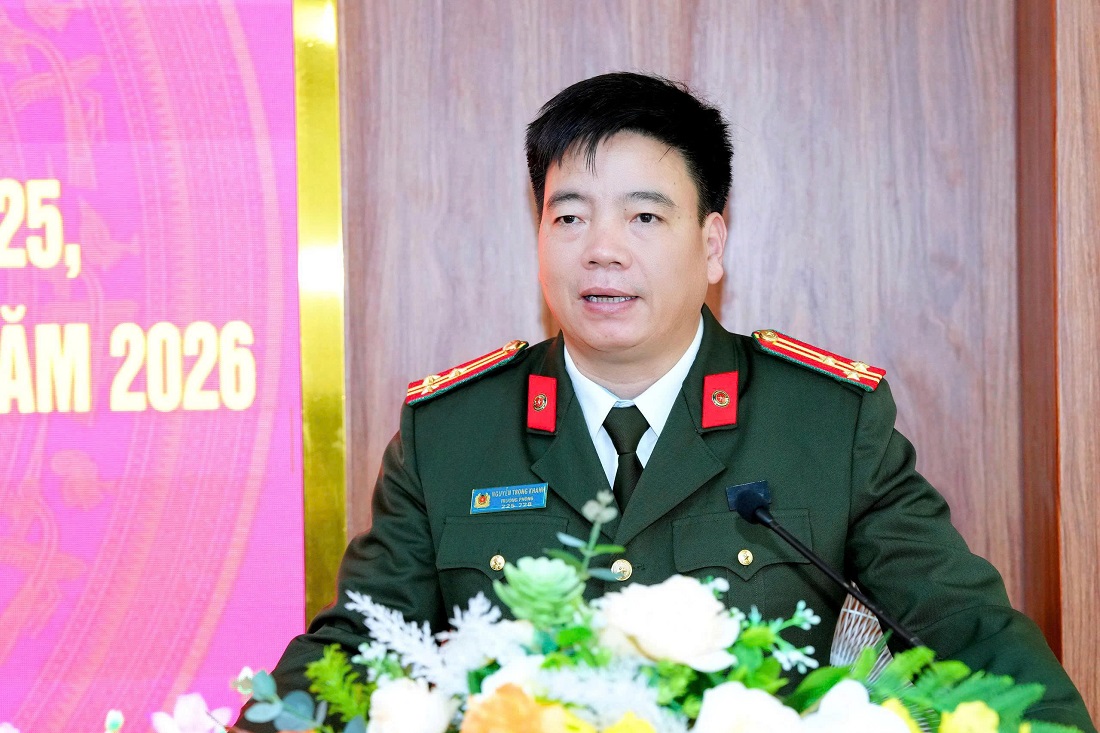 Đồng chí Thượng tá Nguyễn Trọng Khanh, Ủy viên Ban Chấp hành Đảng bộ Công an tỉnh, Bí thư Đảng ủy, Trưởng phòng Công tác chính trị phát biểu chỉ đạo tại Hội nghị