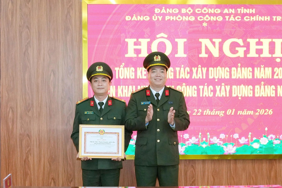 Đồng chí Thượng tá Nguyễn Trọng Khanh, Ủy viên Ban Chấp hành Đảng bộ, Bí thư Đảng ủy, Trưởng phòng Công tác chính trị trao thưởng chi bộ trực thuộc đạt tiêu chuẩn “Hoàn thành xuất sắc nhiệm vụ tiêu biểu” năm 2025