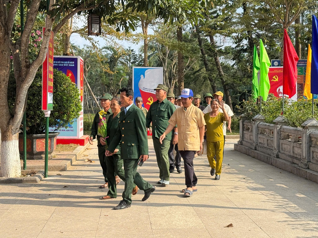 Trong những ngày diễn ra Đại hội Đảng, Khu di tích lịch sử quốc gia đặc biệt Kim Liên đón tiếp nhiều đoàn du khách về tham quan, tưởng nhớ Chủ tịch Hồ Chí Minh