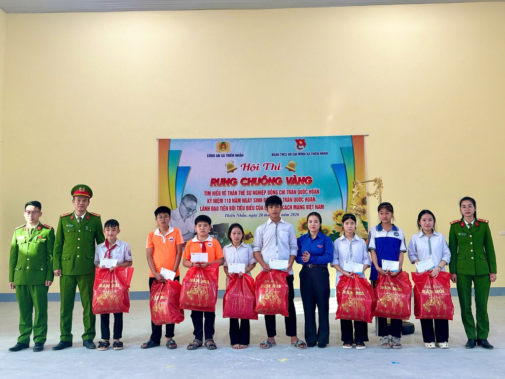 Trao quà tặng học sinh có hoàn cảnh khó khăn vươn lên trong học tập