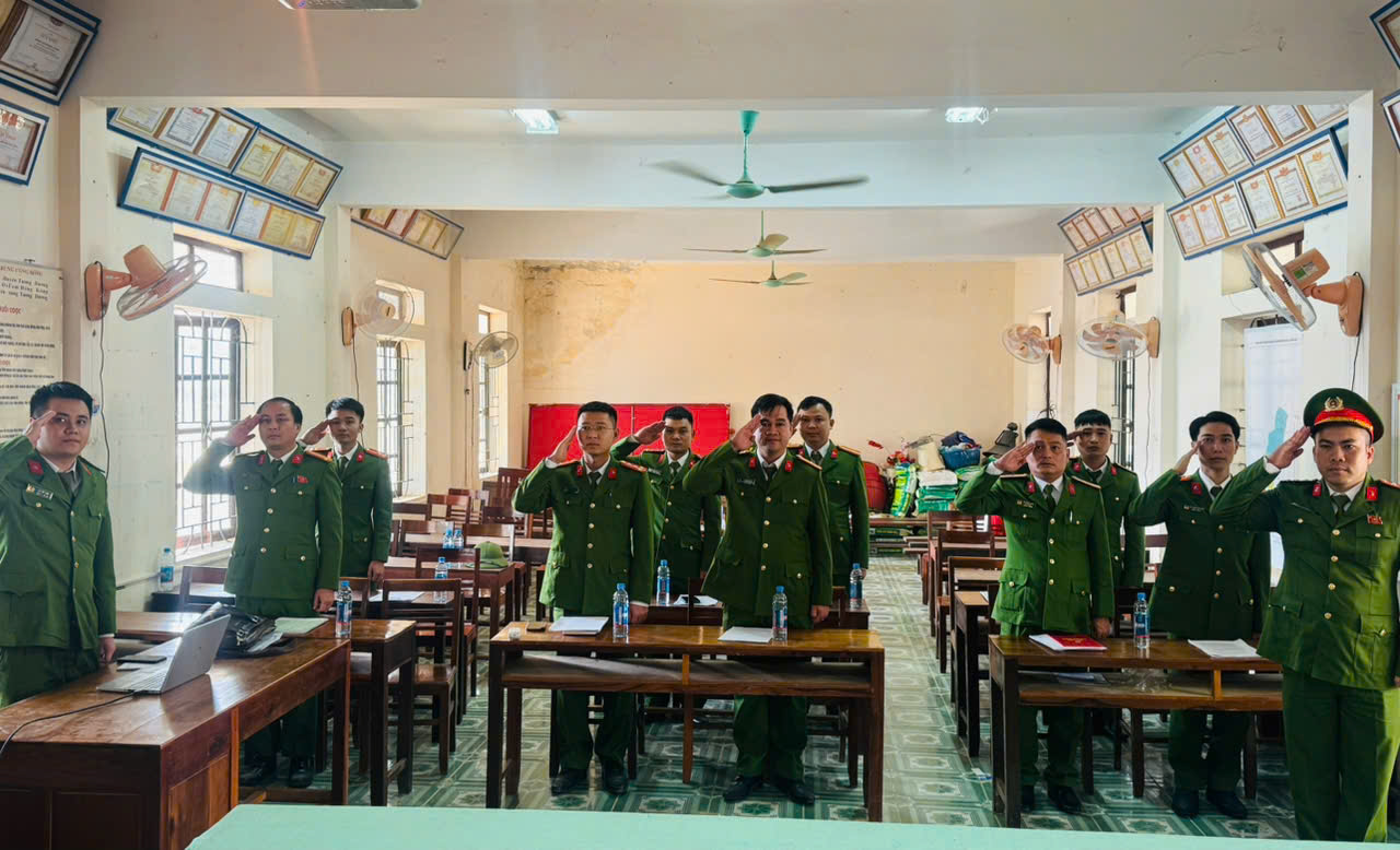 Thực hiện nghi thức chào cờ