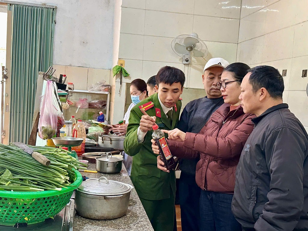 Công an xã Tam Quang kiểm tra vệ sinh an toàn thực phẩm trước, trong và sau Tết nguyên đán