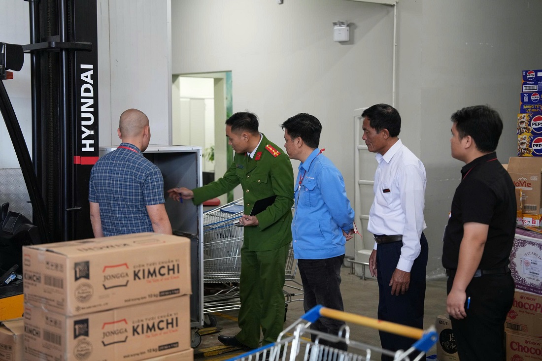 Lực lượng PCCC & CNCH Công an tỉnh Nghệ An kiểm tra PCCC tại trung tâm thương mại Lotte Mart Vinh