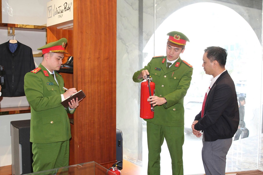 Lực lượng PCCC & CNCH Công an tỉnh Nghệ An hướng dẫn người dân sử dụng thiết bị phòng cháy, chữa cháy đúng cách