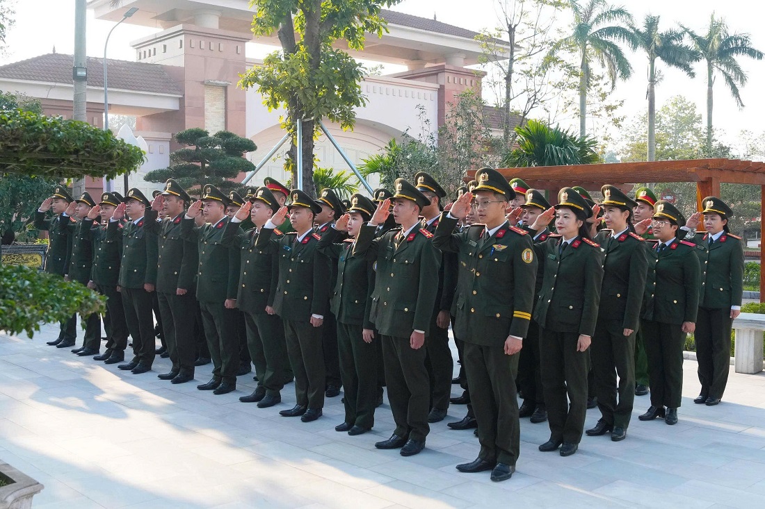 Ban Thanh niên chủ trì tổ chức lễ chào cờ trang nghiêm tại trụ sở Công an tỉnh hướng về Đại hội đại biểu toàn quốc lần thứ XIV của Đảng