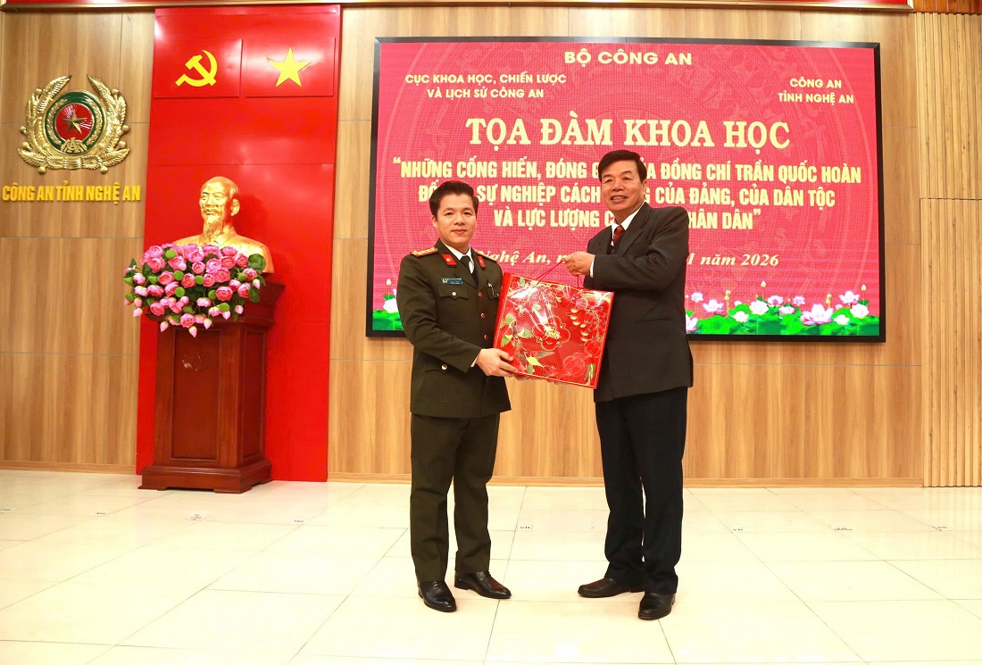 Đồng chí Đại tá – PGS.TS Nguyễn Minh Khương – Phó Cục trưởng Cục Khoa học, chiến lược và lịch sử Công an tặng quà thân nhân gia đình đồng chí Trần Quốc Hoàn