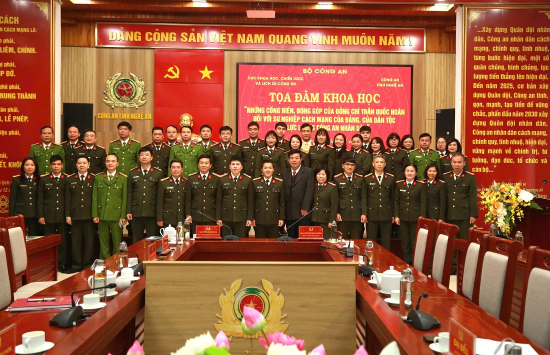 Đại biểu chụp ảnh lưu niệm