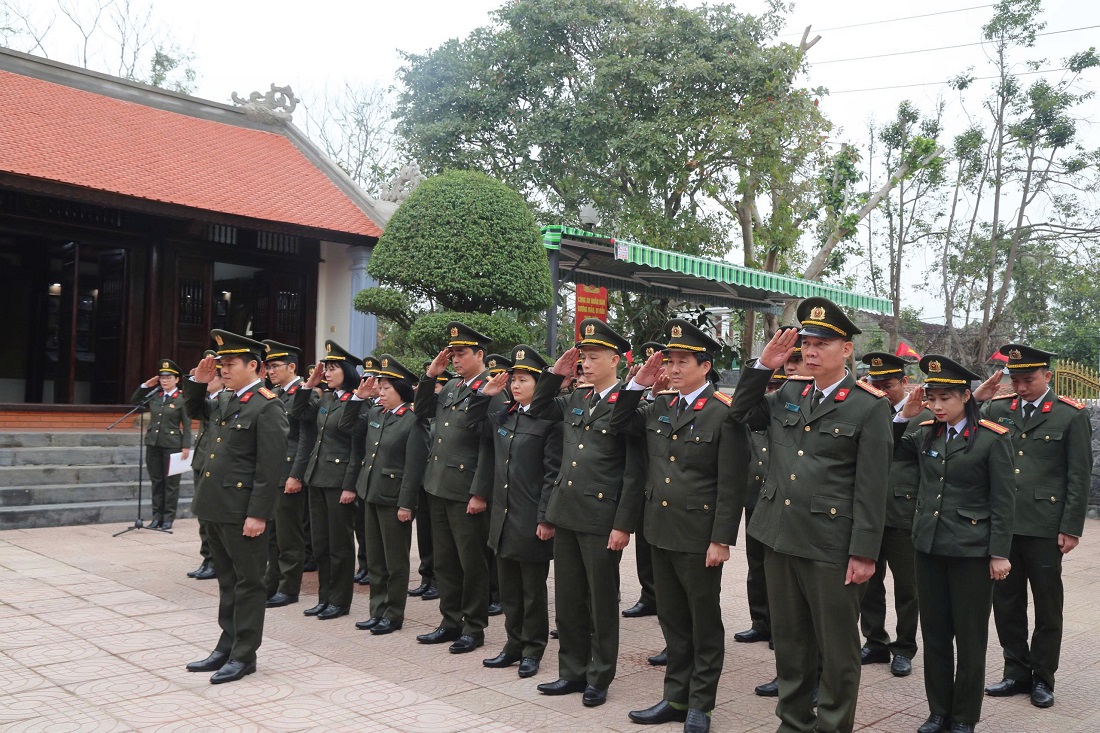 Cục Khoa học, chiến lược và lịch sử Công an dâng hương tại Nhà tưởng niệm đồng chí Trần Quốc Hoàn