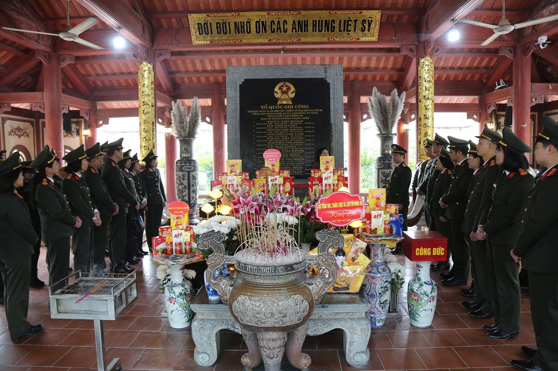 Cục Khoa học, chiến lược và lịch sử Công an dâng hương tại Khu di tích lịch sử Quốc gia Truông Bồn (xã Bạch Hà)