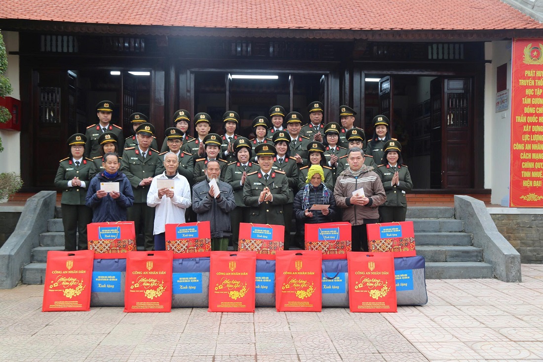 Cục Khoa học, chiến lược và lịch sử Công an trao 05 suất quà tặng 05 gia đình có hoàn cảnh khó khăn tại xã Thiên Nhẫn