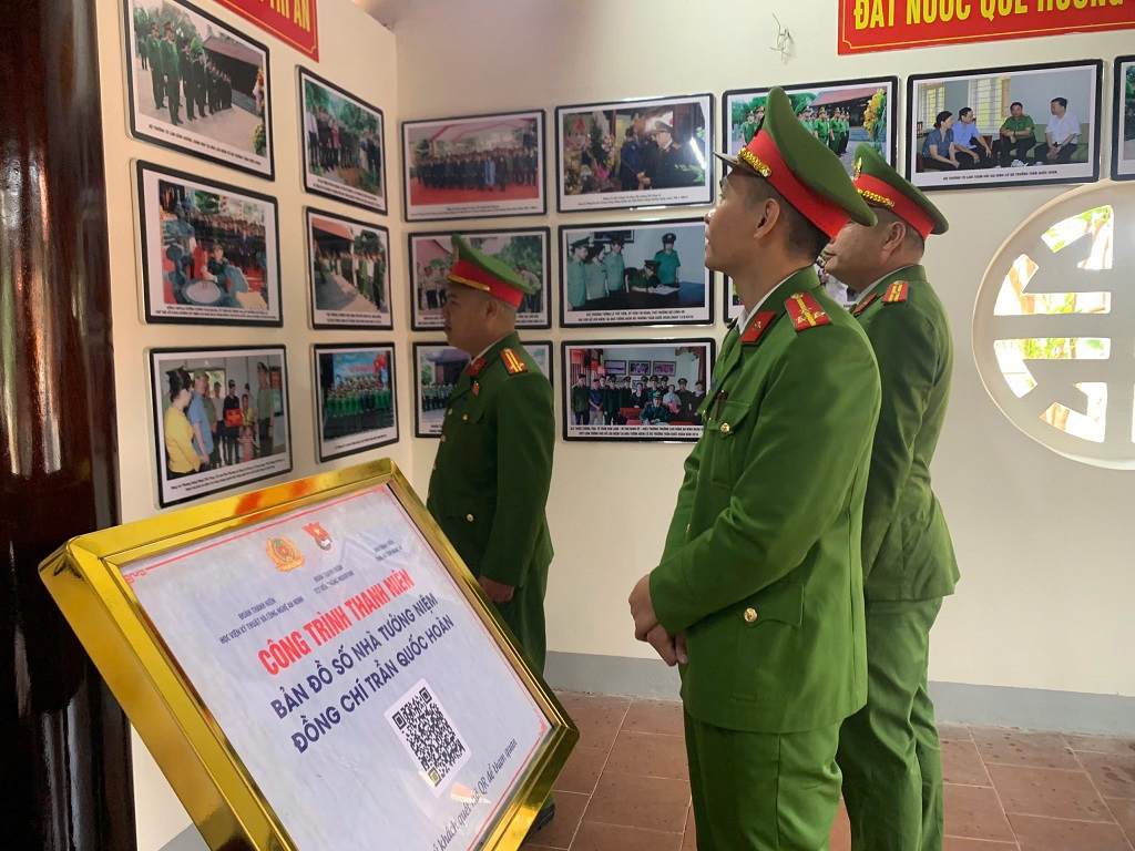 Công an xã Bích Hào dâng hoa, dâng hương tưởng niệm đồng chí Trần Quốc Hoàn