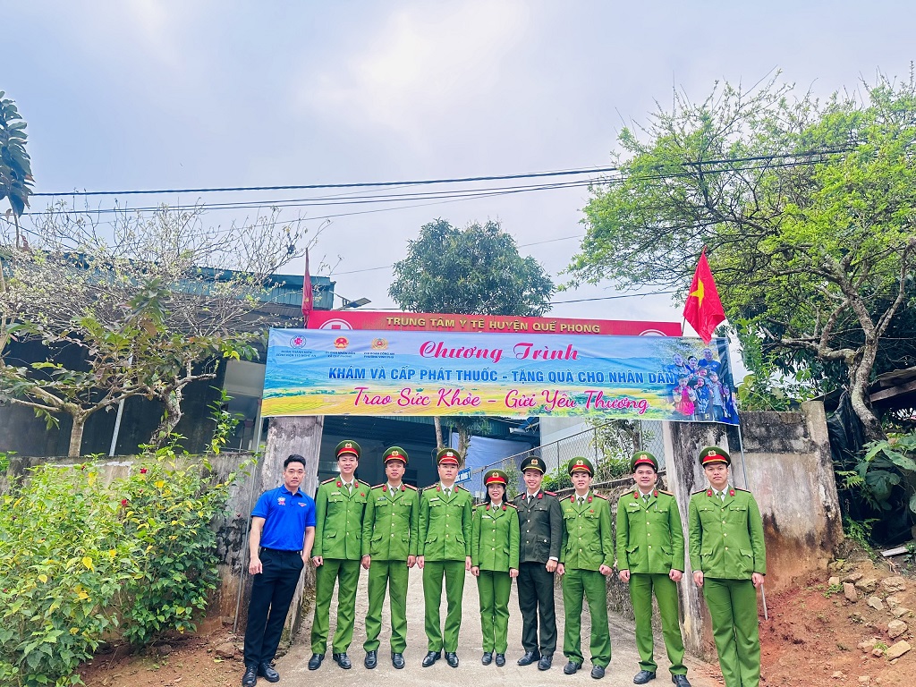 Chi đoàn Công an phường Vinh Phú phối hợp với Bệnh viện 115 trao quà tặng học sinh Trường Mầm non Nậm Giải và Nhà trường