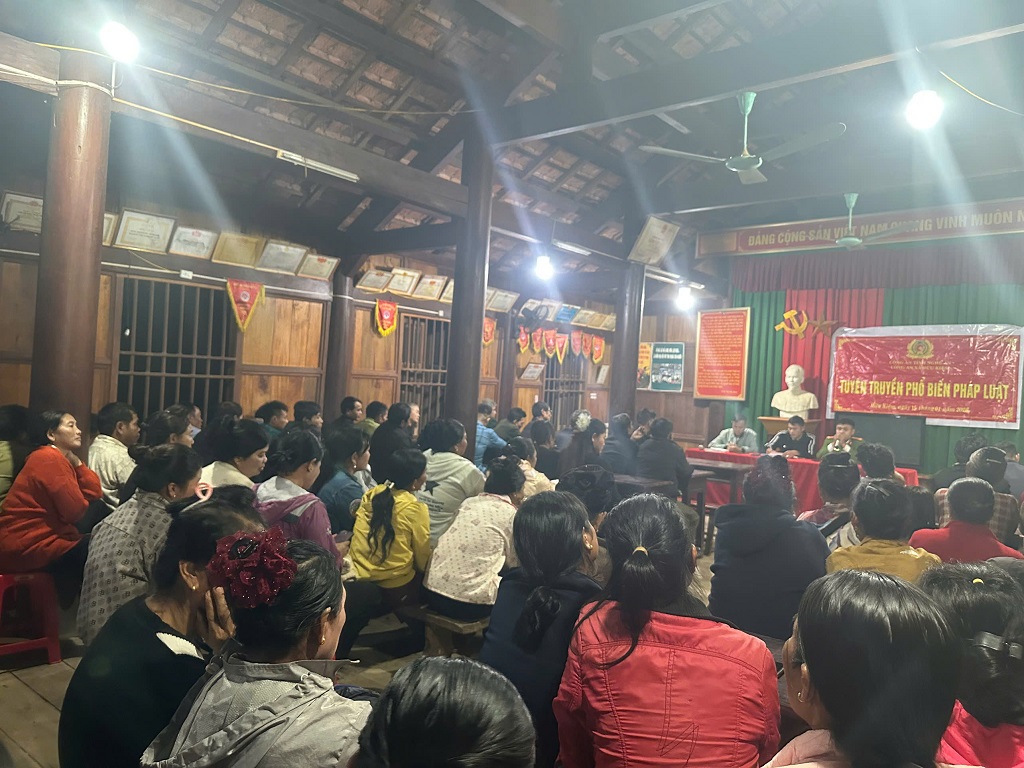 Đông đảo người dân bản Huồi Thợ tham gia buổi tuyên truyền, phổ biến, giáo dục pháp luật do Công an xã Hữu Kiệm tổ chức