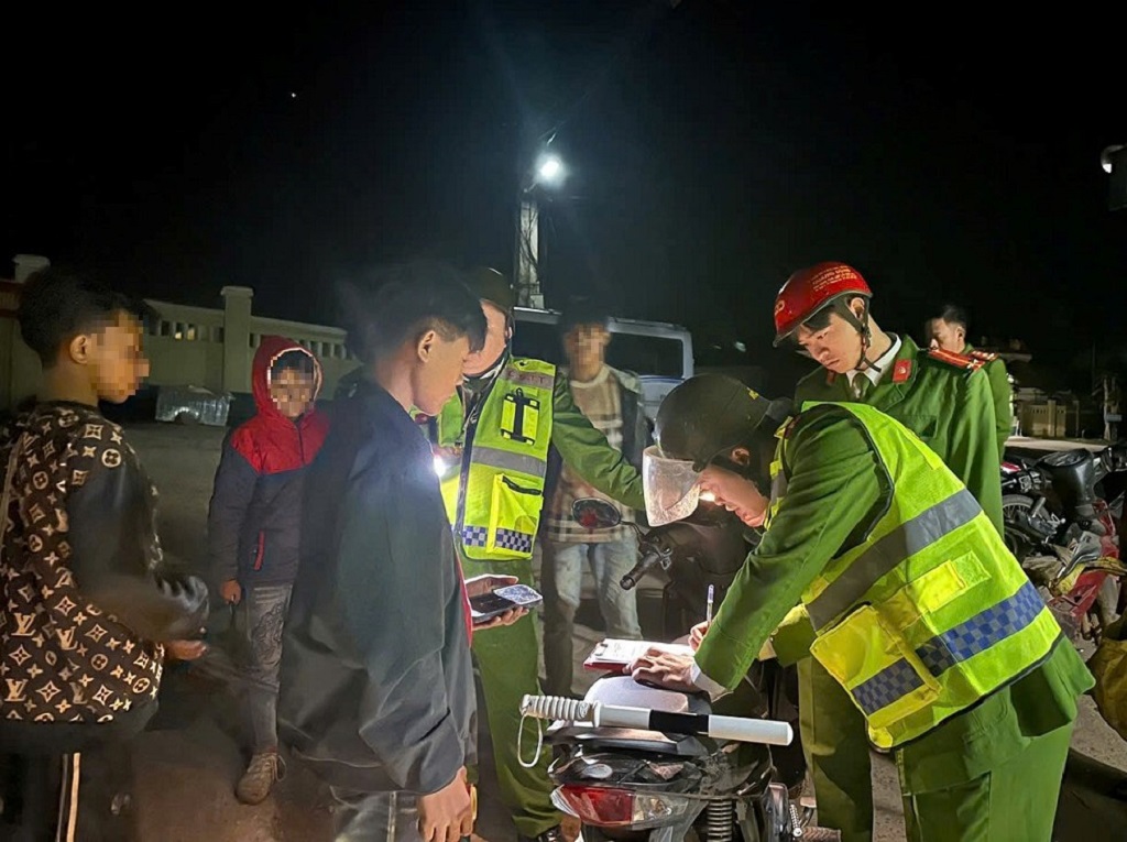 Công an xã Keng Đu tuần tra, kiểm soát, kịp thời phát hiện, ngăn chặn và xử lý hiệu quả hành vi vi phạm pháp luật