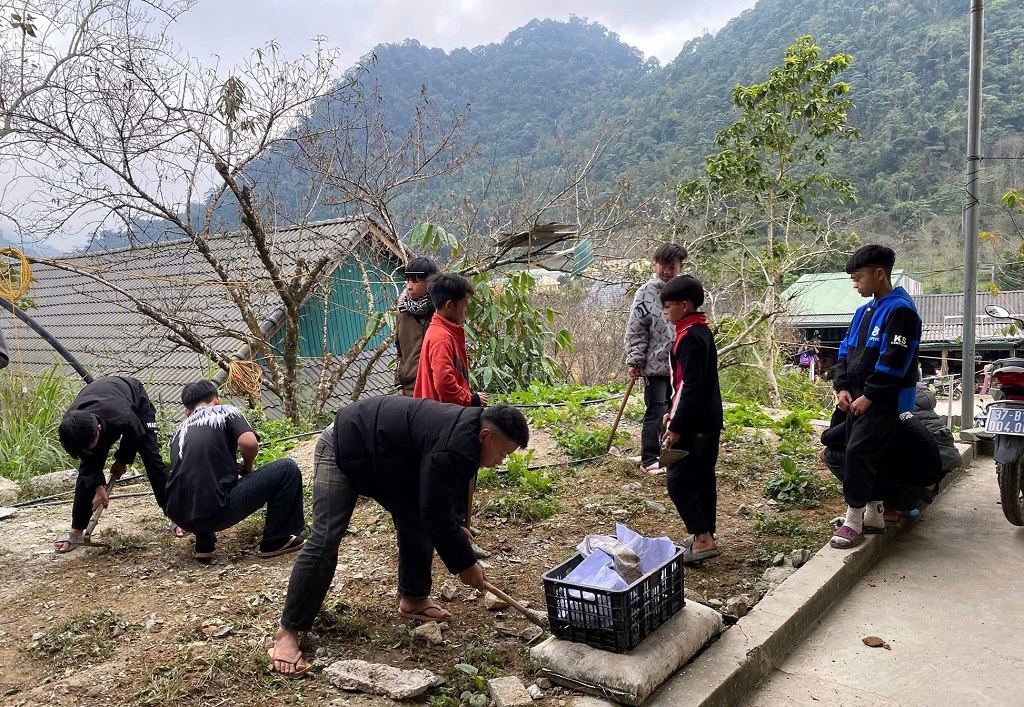 Công an xã mời các em tham gia lao động trải nghiệm với thông điệp học làm người từ những việc nhỏ nhất