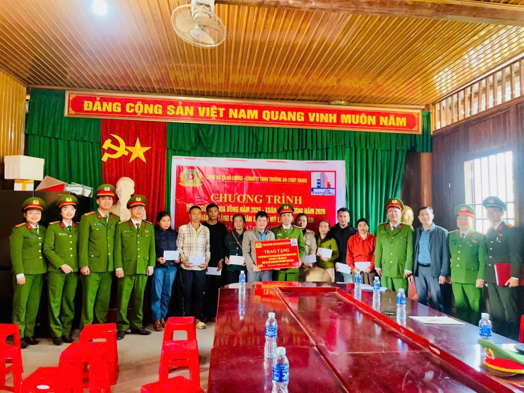 Công an xã Đô Lương phối hợp Công an xã Mỹ Lý và Công ty TNHH Trường An trao nhiều phần quà ý nghĩa tặng những hộ dân bị ảnh hưởng bởi bão lũ