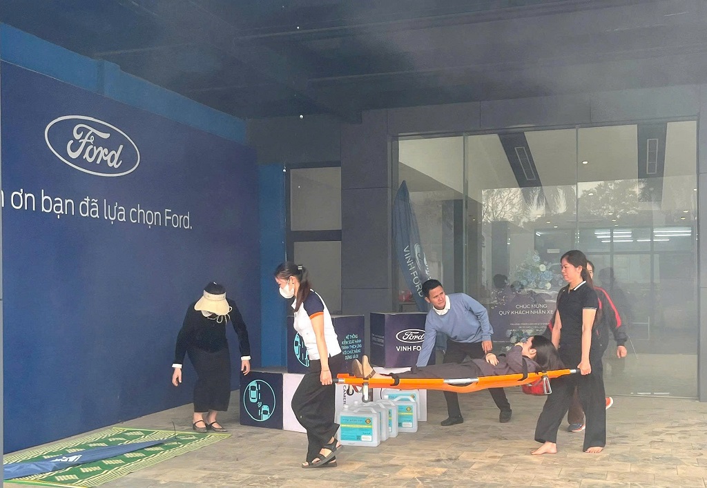Thực tập phương án chữa cháy tại Văn phòng Ford Thái Hòa, phường Thái Hòa