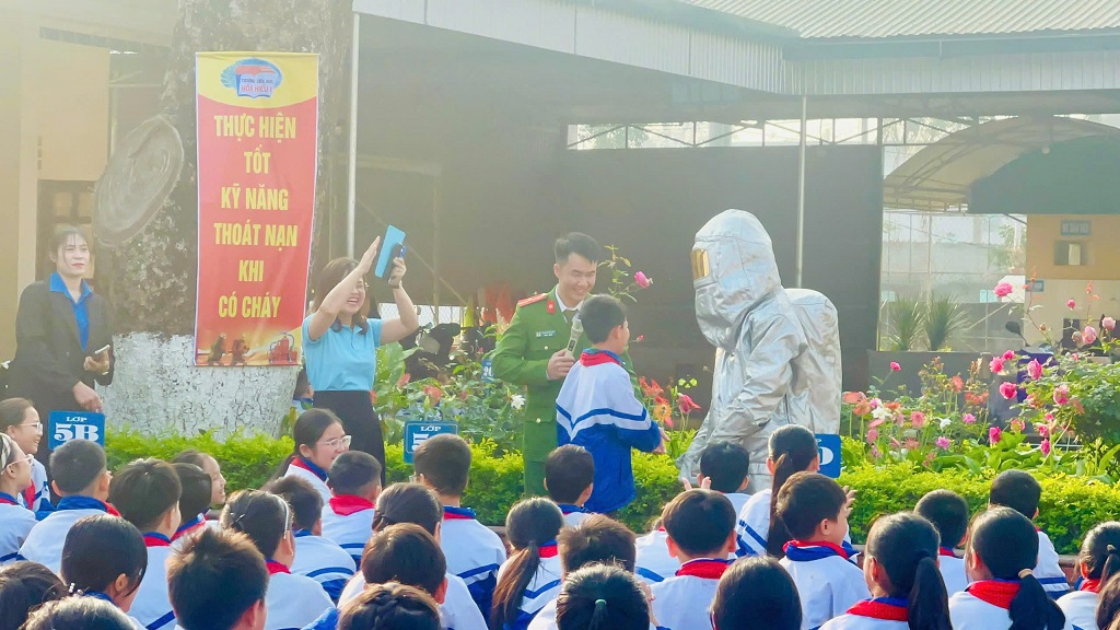 Trong tháng 1, Phòng Cảnh sát PCCC và CNCH tổ chức 02 buổi tuyên truyền, trải nghiệm, thực hành kỹ năng chữa cháy và CNCH với hơn 600 người tham gia. Việc kết hợp tuyên truyền với  thực hành giúp học sinh dễ hiểu, dễ nhớ và vận dụng hiệu quả kiến thức PCCC vào thực tế