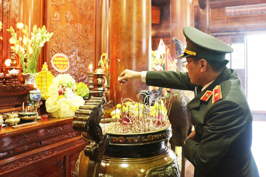 Đoàn công tác dâng hoa, dâng hương lên anh linh Chủ tịch Hồ Chí Minh tại Khu di tích đặc biệt Kim Liên