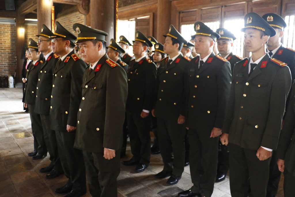 Đoàn công tác tri ân đấng sinh thành, anh chị em ruột, những người thân trong gia tộc của Chủ tịch Hồ Chí Minh và anh hùng, liệt sĩ đã hi sinh vì độc lập, tự do của Tổ quốc