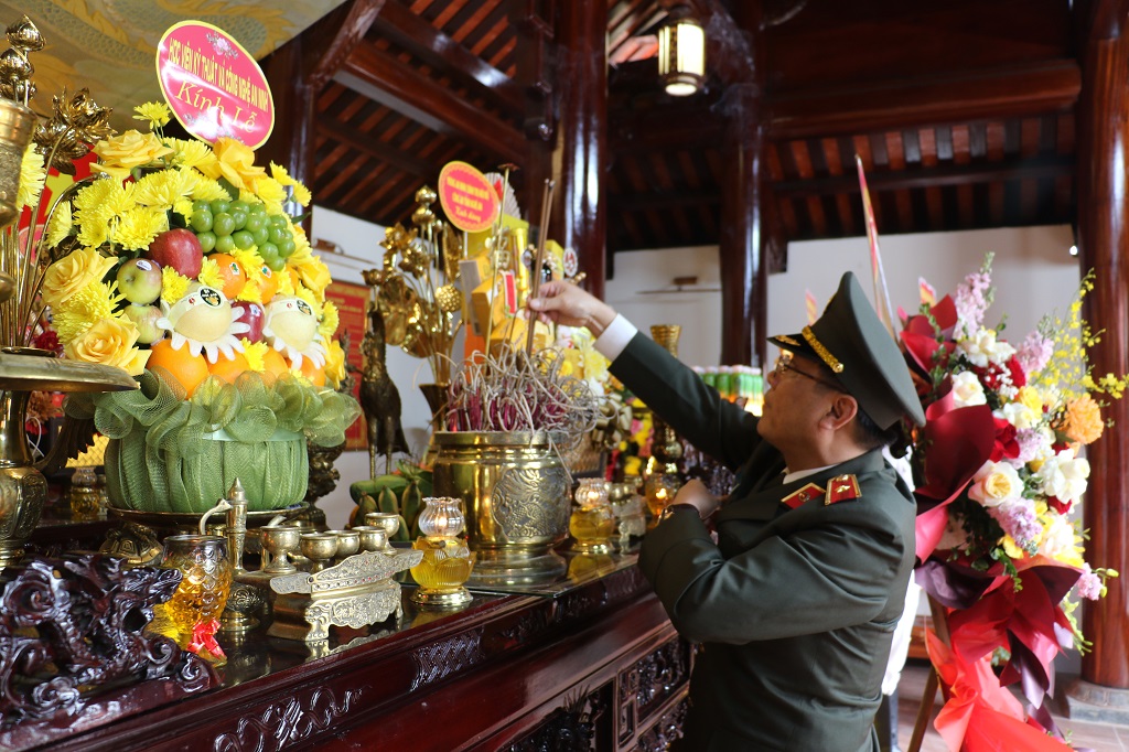 Đồng chí Thiếu tướng, Tiến sĩ Lê Minh Thảo - Bí thư Đảng ủy, Giám đốc Học viện Kỹ thuật và Công nghệ an ninh dâng hương tại Nhà tưởng niệm Cố Bộ trưởng Trần Quốc Hoàn