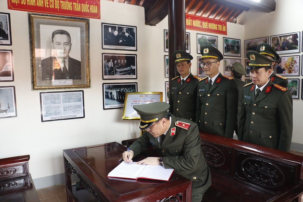 Đồng chí Thiếu tướng, Tiến sĩ Lê Minh Thảo - Bí thư Đảng ủy, Giám đốc Học viện Kỹ thuật và Công nghệ an ninh viết sổ vàng lưu niệm