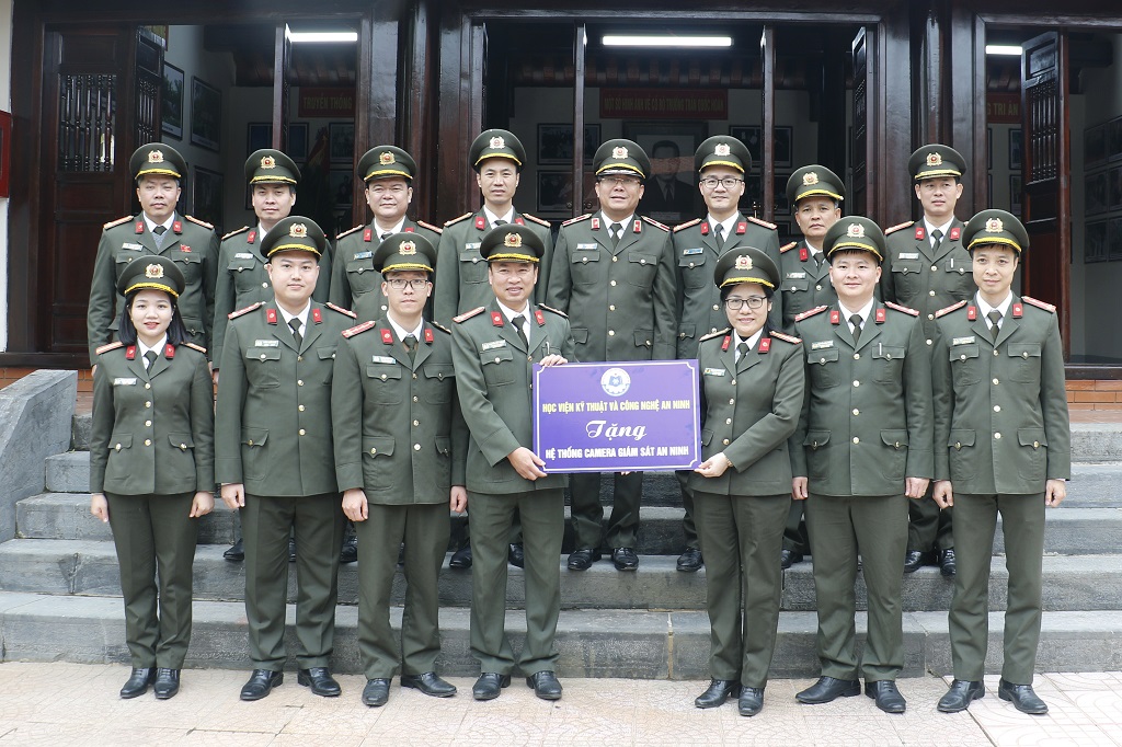 Đoàn công tác bàn giao công trình “Camera giám sát Nhà tưởng niệm Trần Quốc Hoàn”