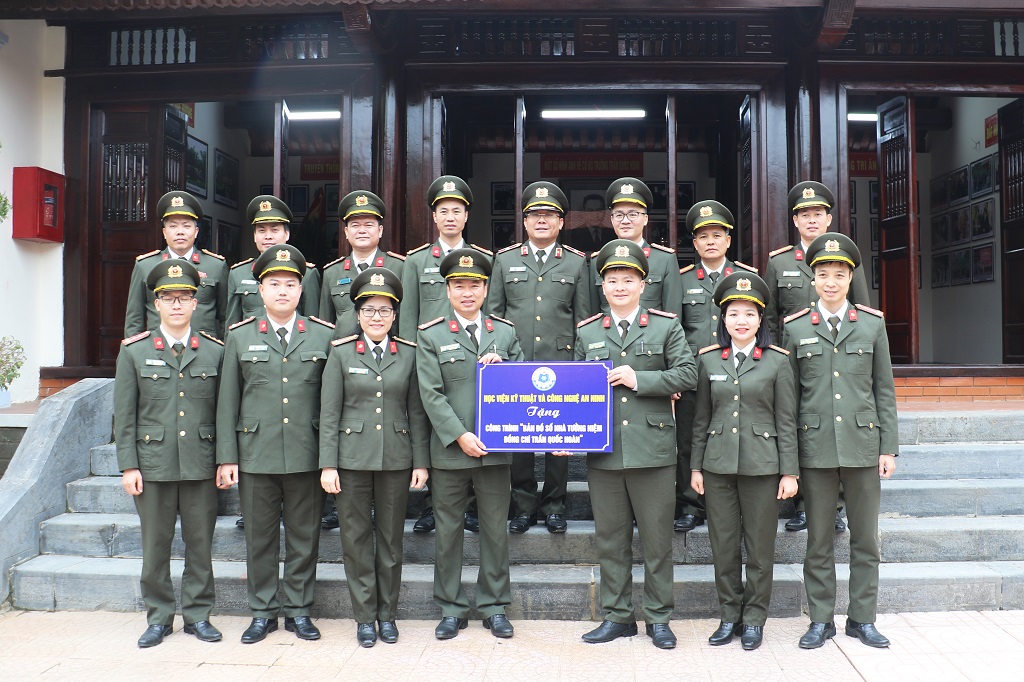 Đoàn công tác bàn giao công trình “Bản đồ số Di tích Nhà tưởng niệm đồng chí Trần Quốc Hoàn”