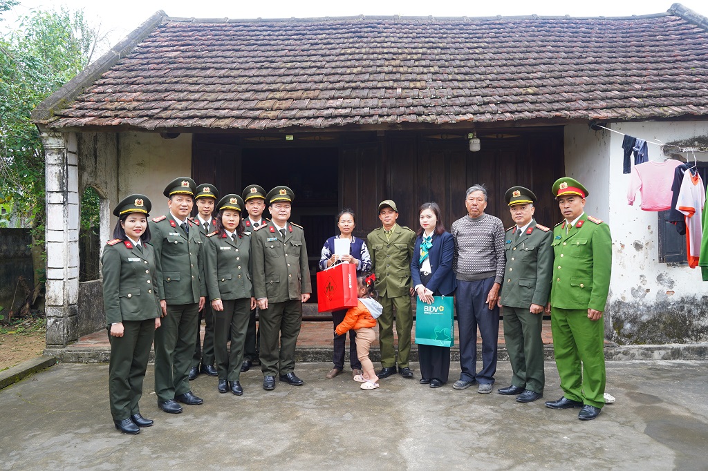 Đoàn công tác thăm hỏi, tặng quà đến gia đình người có công, người có hoàn cảnh khó khăn