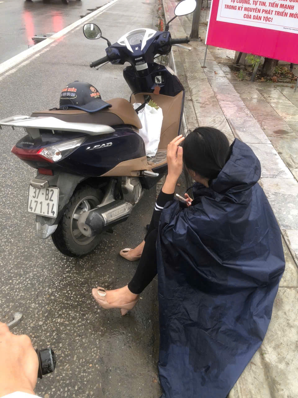 Đồng chí học viên Lê Phi Long kịp thời cứu giúp người phụ nữ bị tai nạn