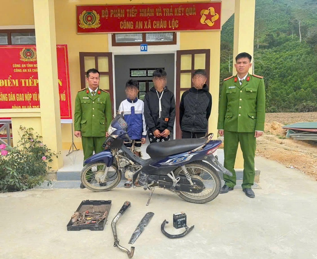 Đối tượng cùng tang vật tại Cơ quan Công an